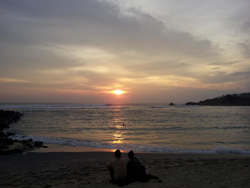 Sunray Rest - Beach View Homestay Mirissa Kültér fotó